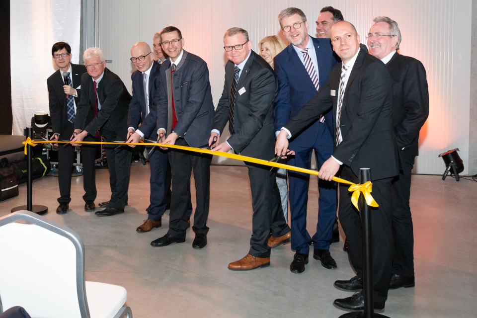 Gelungene Eröffnung des neuen Unternehmensstandorts - COLLIN Lab ...